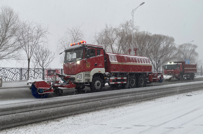 公海彩船环境除冰雪装备全力投入破冰作业，助力北京道路交通安全